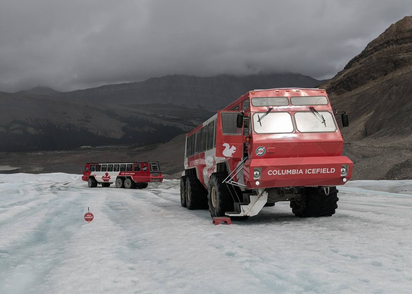 アサバスカ氷河の上を走る雪上車(アイス・エクスプローラー)