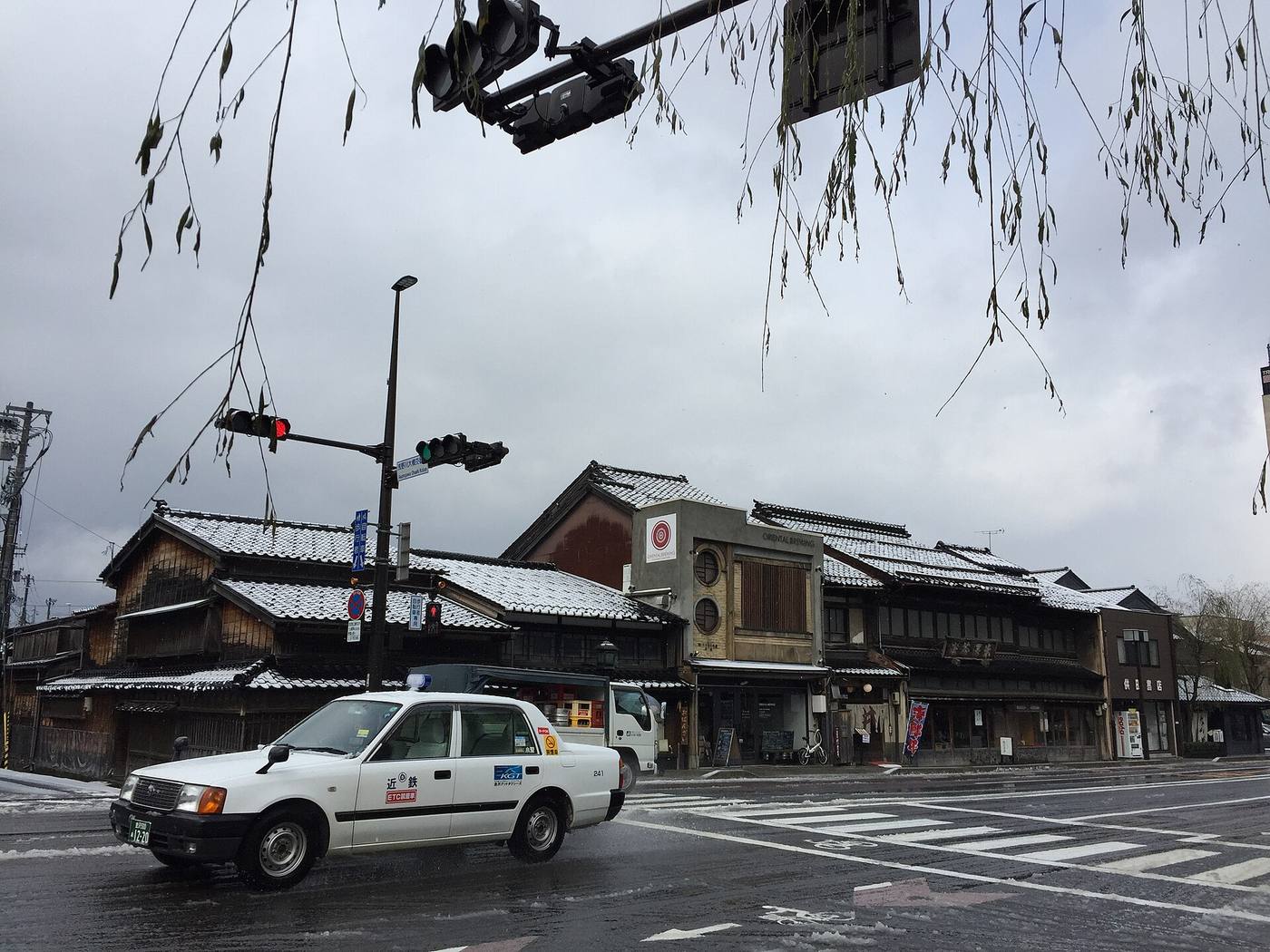 雪の日のひがし茶屋街付近。金沢の冬はタクシーが頼りになる