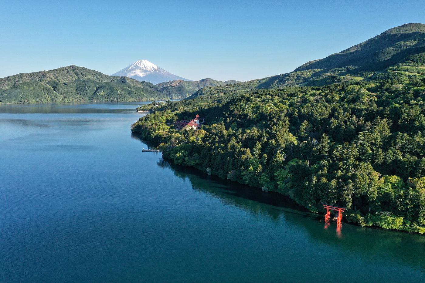 芦ノ湖越しに望む富士山と箱根神社の平和の鳥居