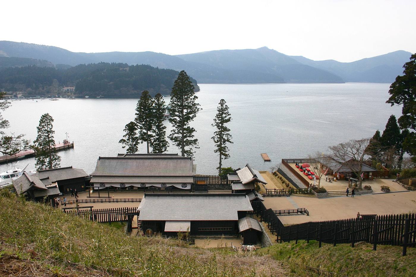 芦ノ湖畔に復元された箱根関所の建物群