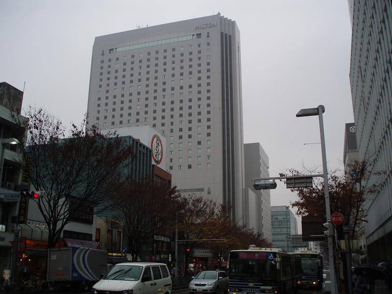 ヒルトン名古屋。栄と伏見の間に建つ。ラウンジは2025年11月に26階から2階へ移った