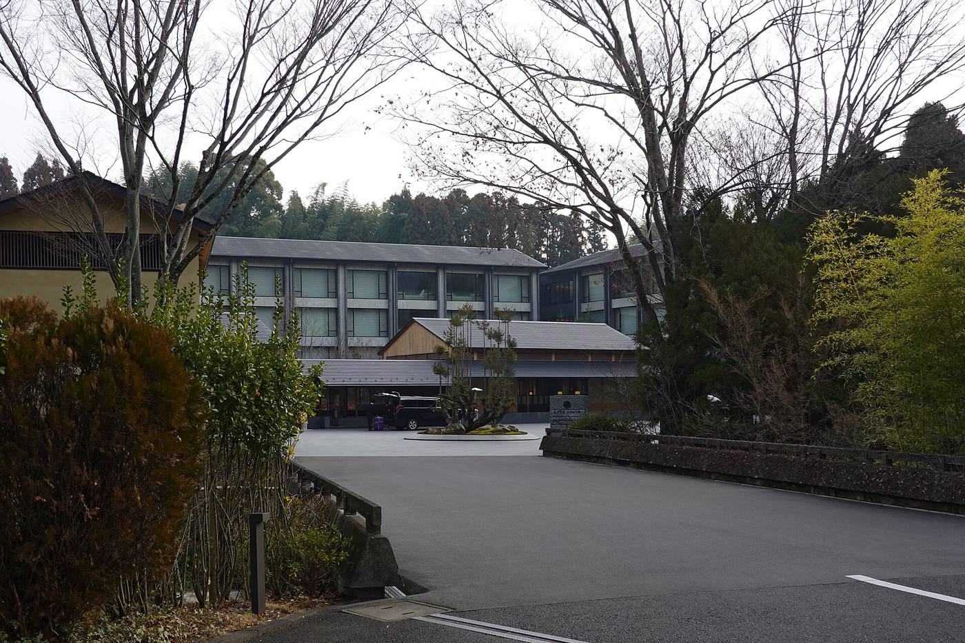 ROKU KYOTO, LXR Hotels & Resorts。京都・鷹峯の麓に低く広がる