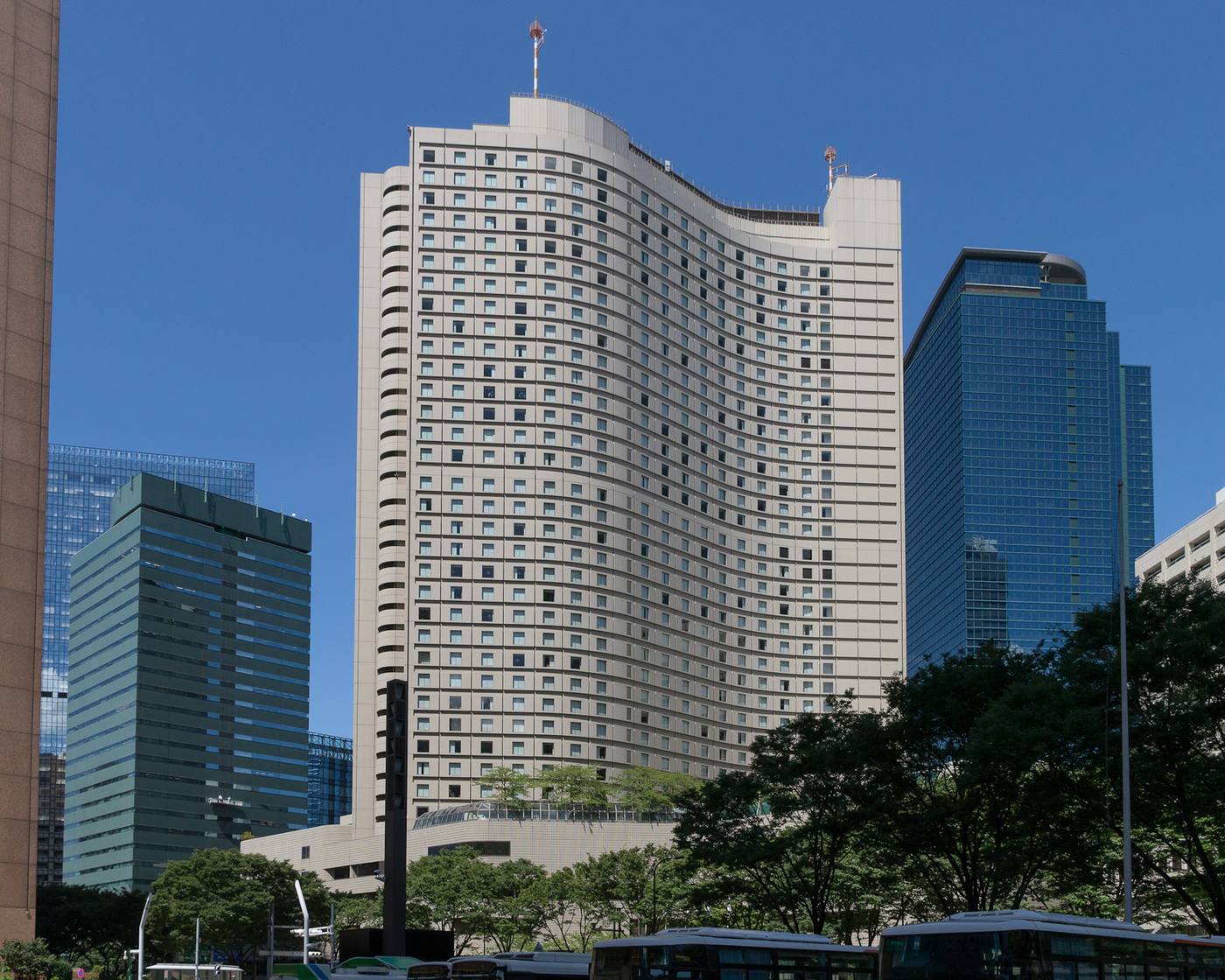 ヒルトン東京。新宿の西口から歩ける新宿国際ビルの上層が客室で、ラウンジは37階にある