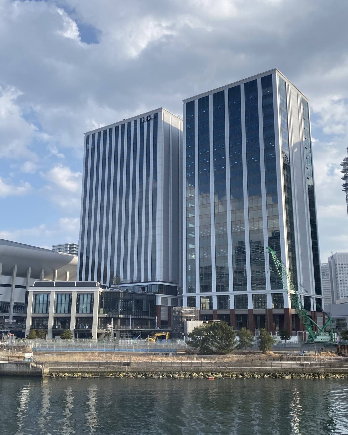 ヒルトン横浜。Kアリーナ横浜と同じ区画に建つ。ラウンジは5階