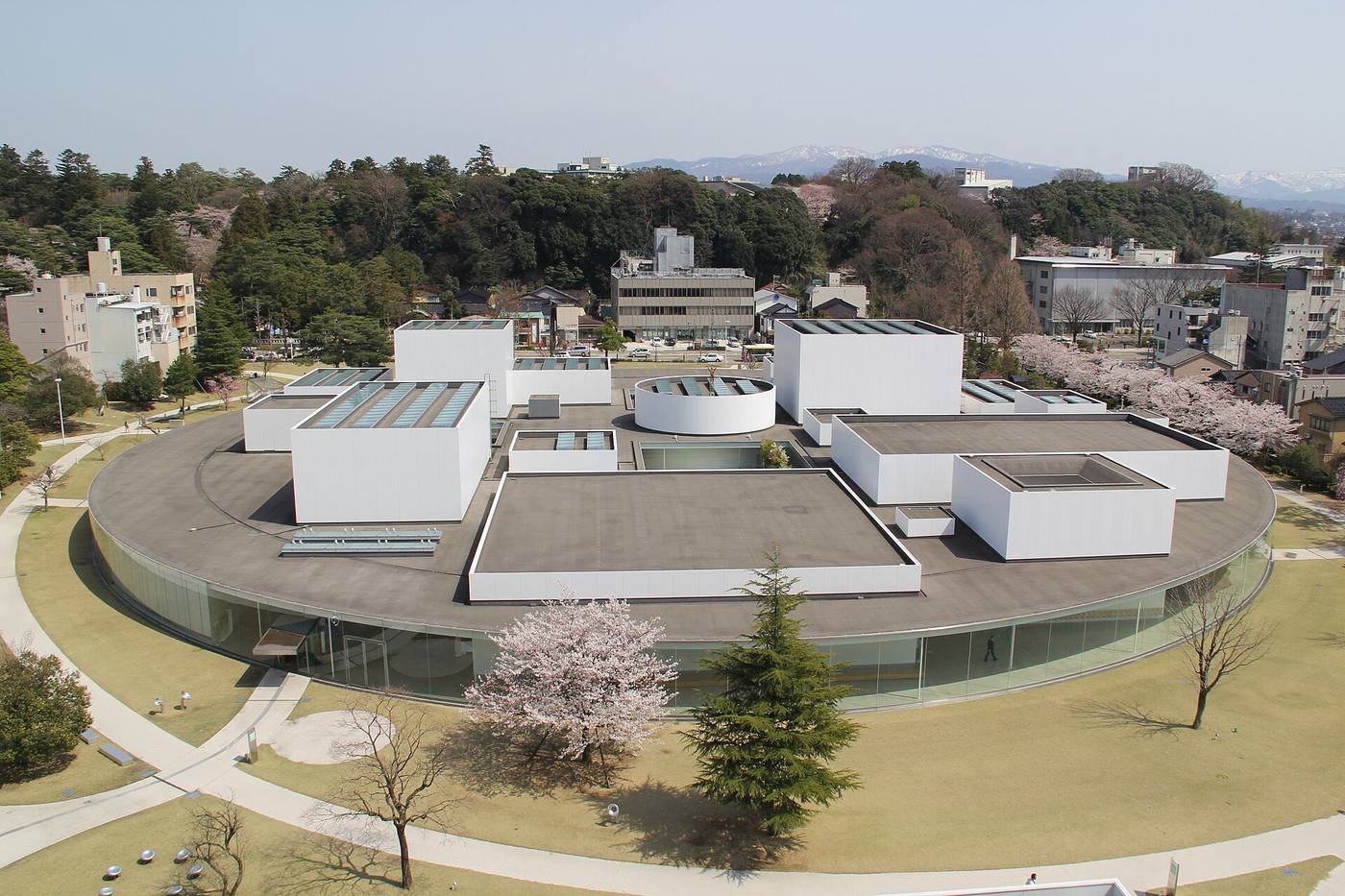 金沢21世紀美術館。円形の建物を上から
