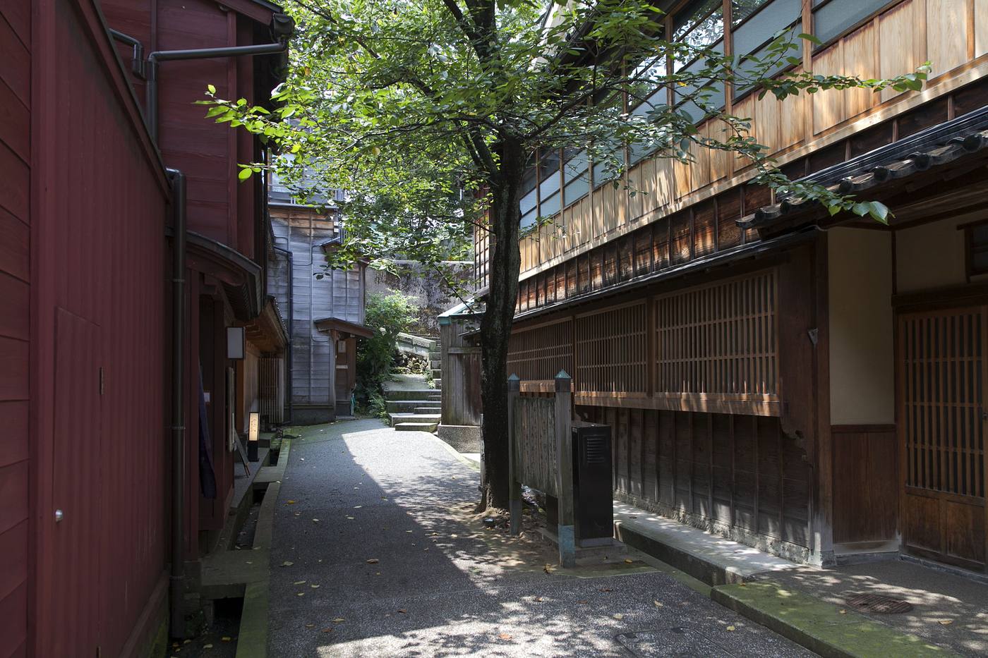 主計町茶屋街。浅野川沿いの静かな茶屋街