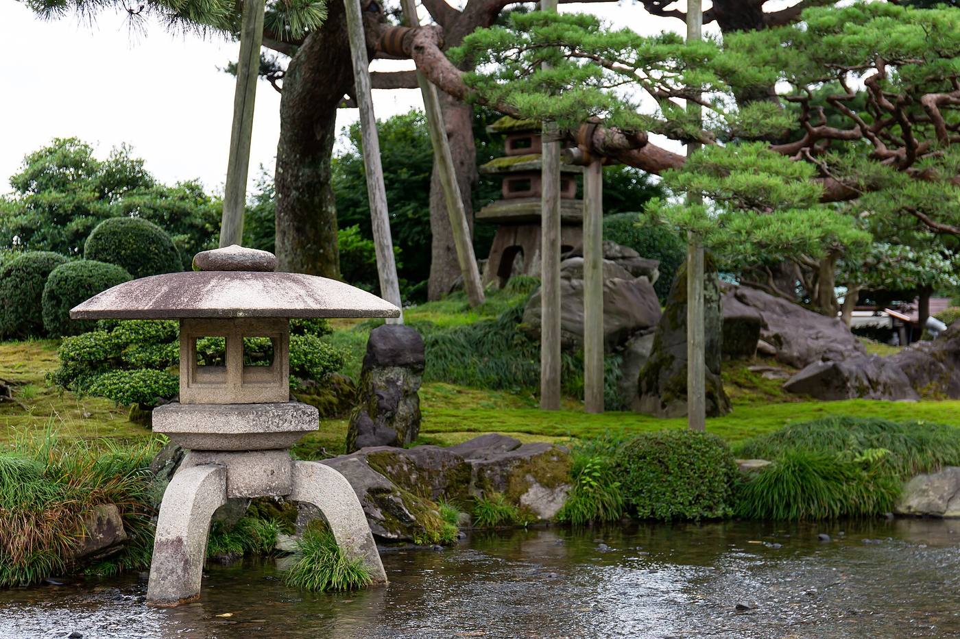 兼六園の徽軫（ことじ）灯籠と霞ヶ池。金沢を代表する一枚