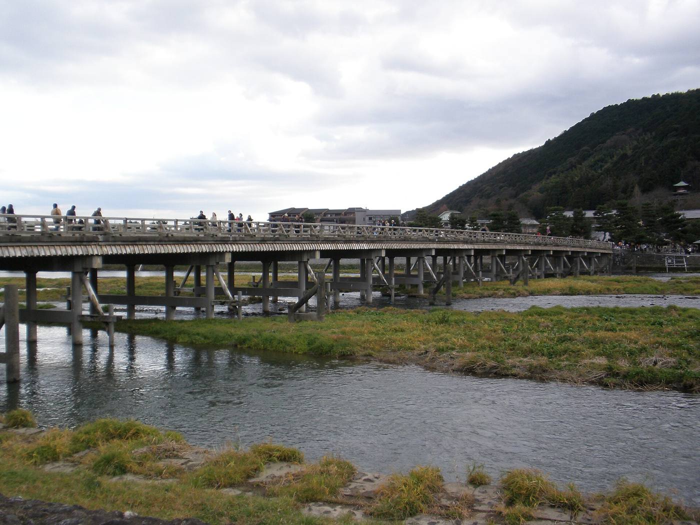 桂川に架かる渡月橋と嵐山