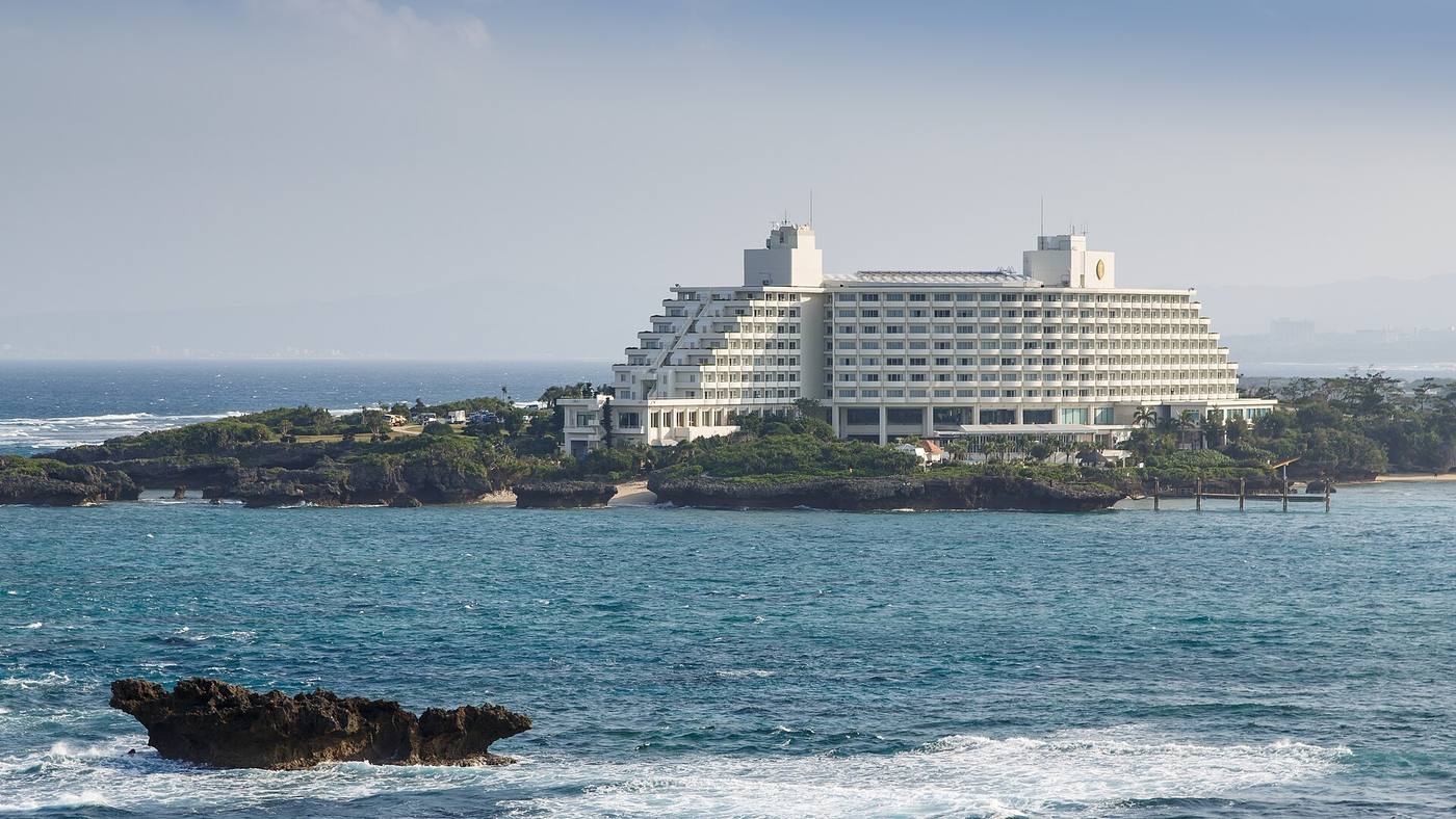 ANAインターコンチネンタル万座ビーチリゾート。半島の先に建つ
