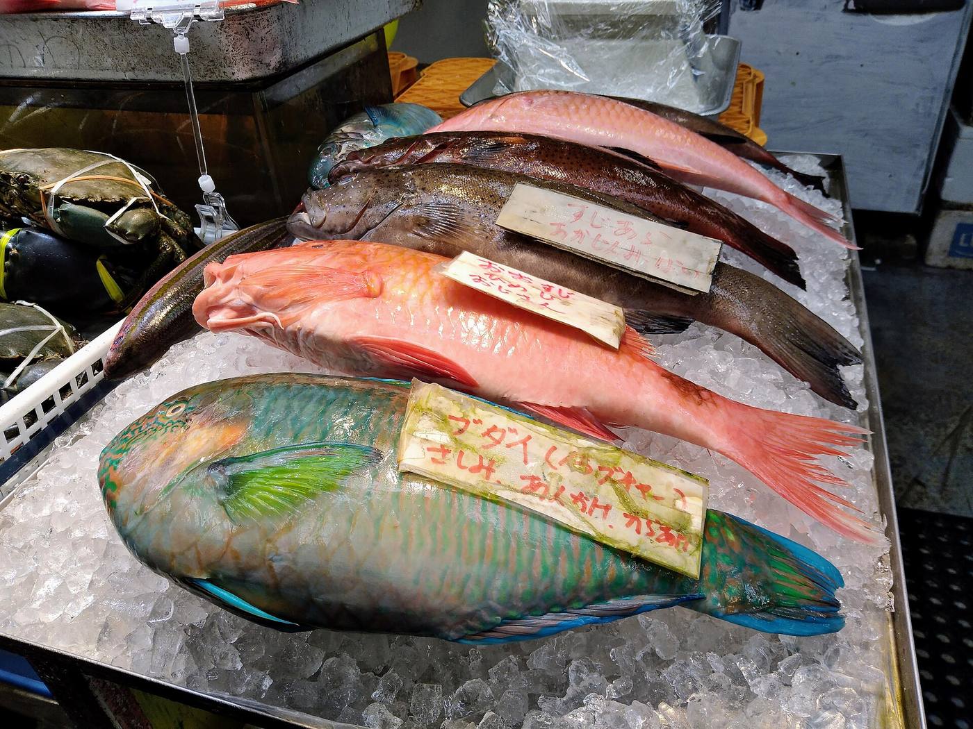第一牧志公設市場の鮮魚店に並ぶ、色鮮やかな沖縄の魚