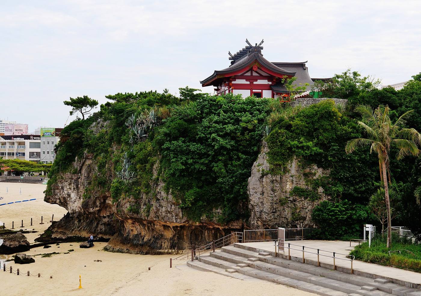 波の上ビーチの崖の上に建つ波上宮の社殿