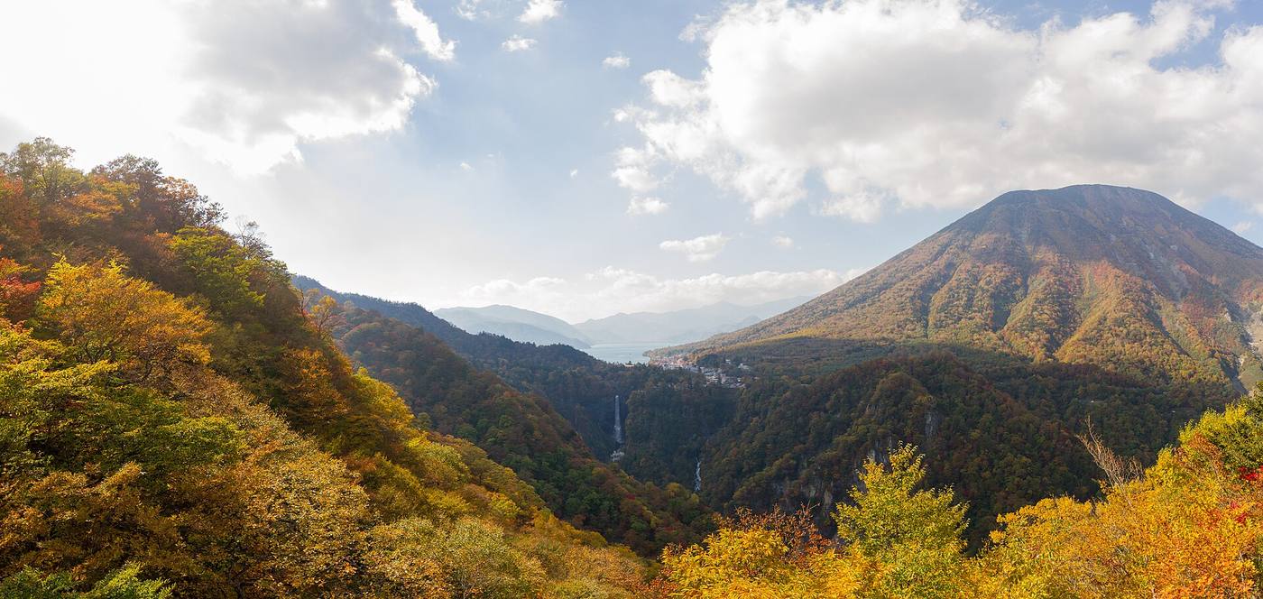 紅葉に染まる谷間に広がる中禅寺湖と男体山