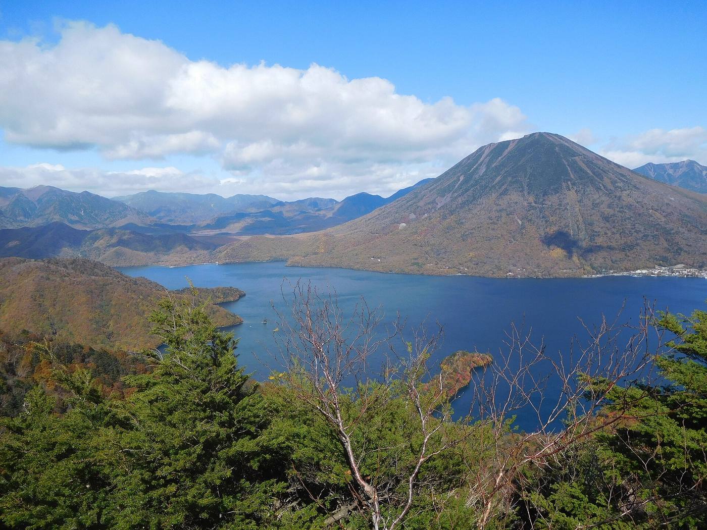 中禅寺湖と男体山（半月山展望台付近からの眺め）