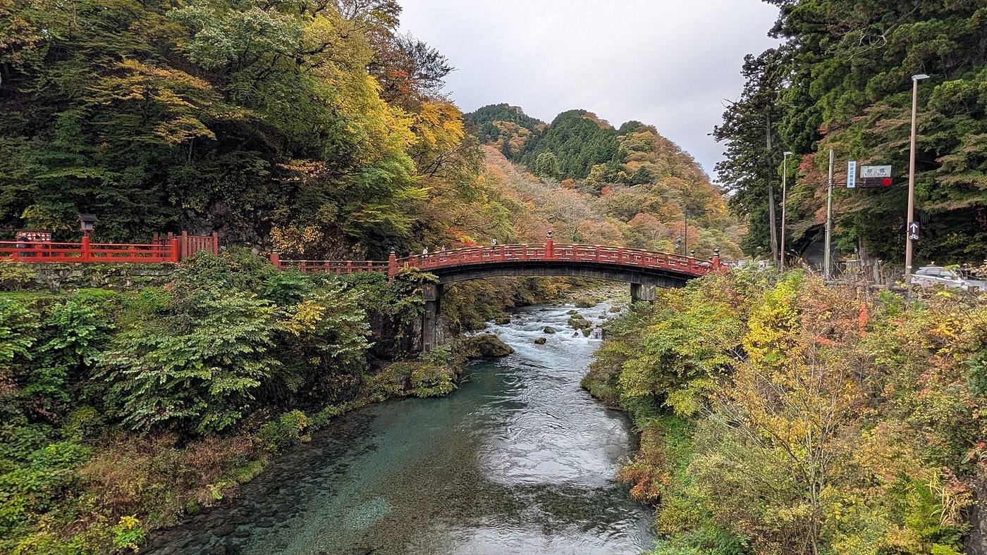 大谷川に架かる朱塗りの神橋と周囲の紅葉