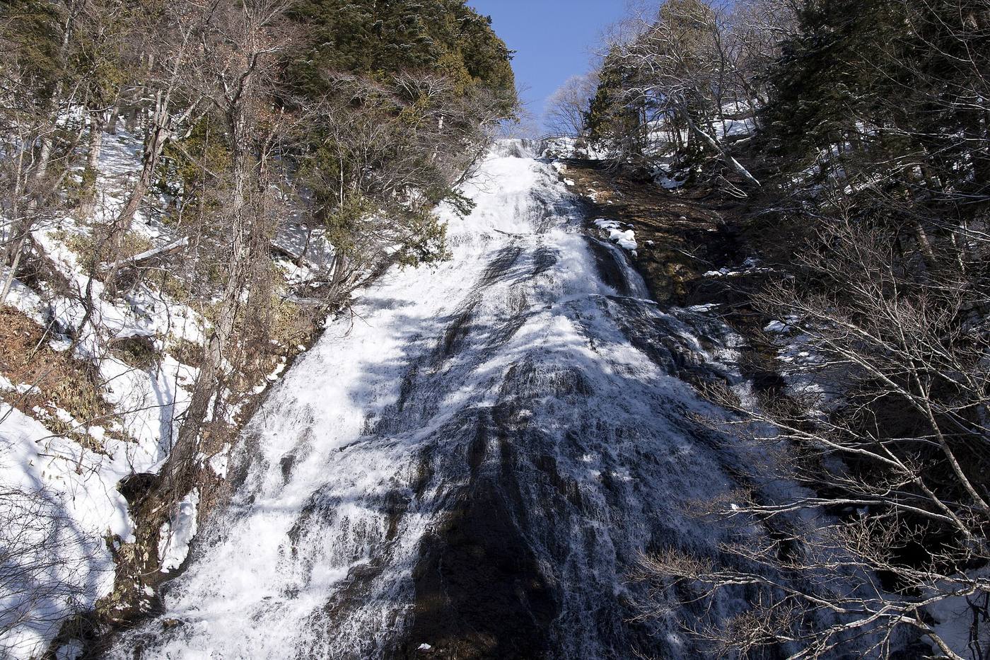 雪と氷に覆われた冬の湯滝