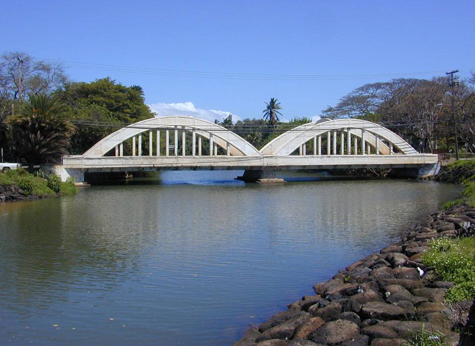 ハレイワの町にかかるアナフル橋(アーチ形の橋)