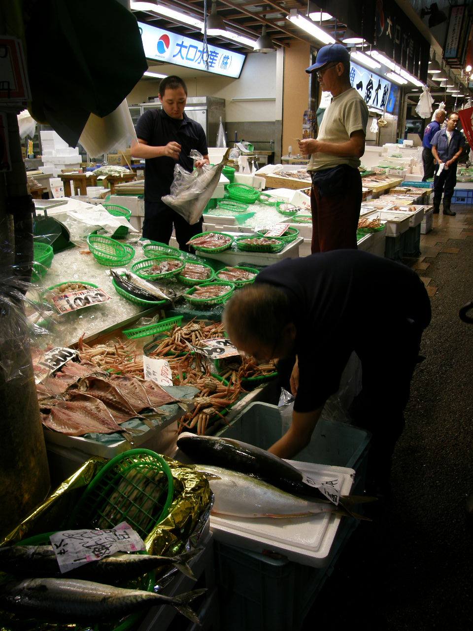 近江町市場の鮮魚店。日本海の魚が並ぶ
