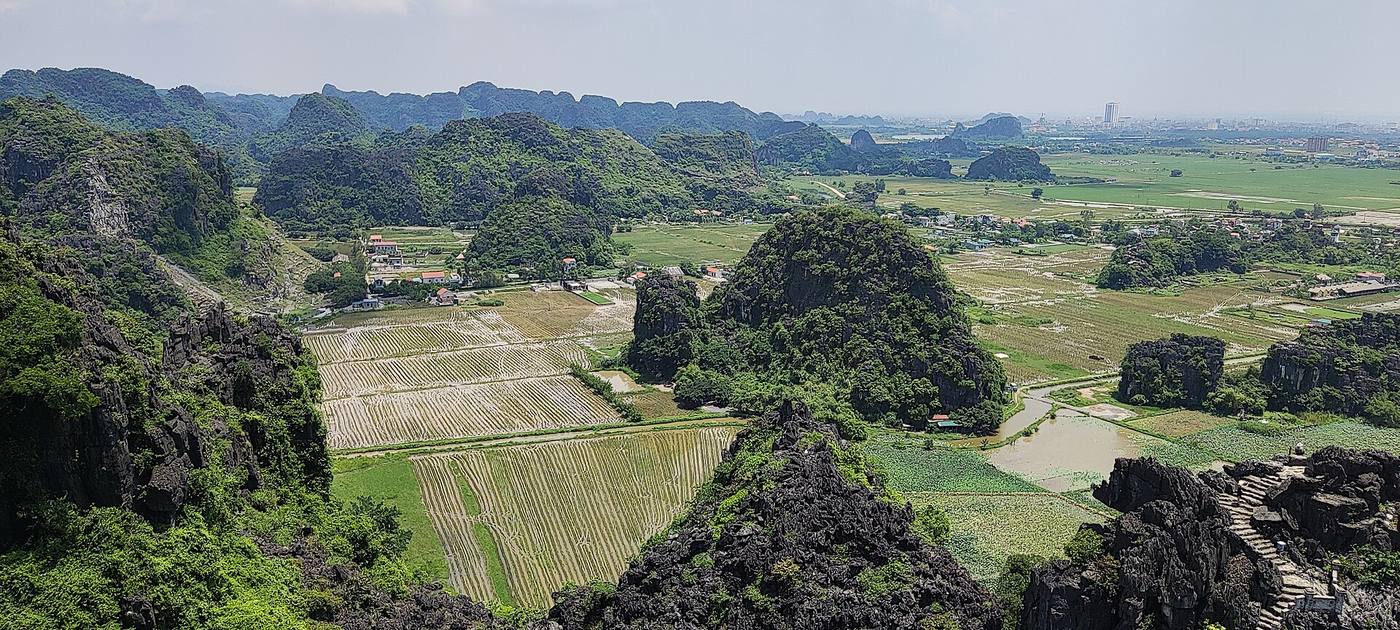 ムア洞窟の上から見たニンビンの田んぼと岩山